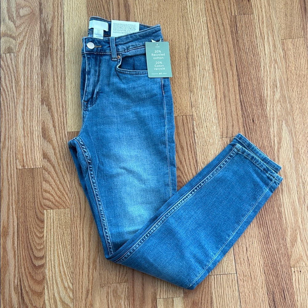 H&M woman’s / juniors Skinny Jeans in Classic Blue